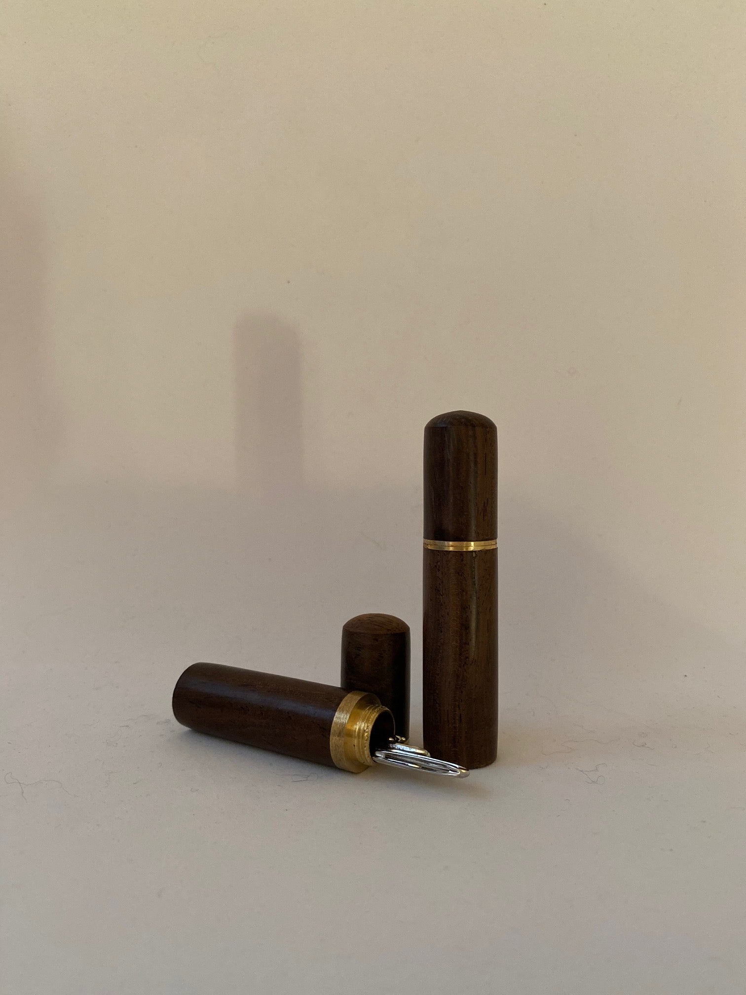 LUXURY SET IN WOOD AND BRASS INCLUDING 8 NEEDLES